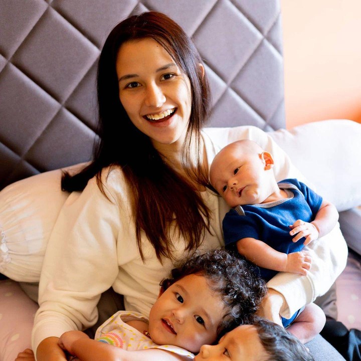 <p>Dahlia Poland memulai kariernya sebagai model dan bintang sinetron dan film. Pada 24 November 2015, ia menikah dengan Fandy Christian di usia 18 tahun dan mengakhiri kariernya sebagai artis. Kini di usia 24 tahun, wanita kelahiran 1997 itu sudah mengasuh tiga anak. Foto: Instagram @oliviajensen</p>