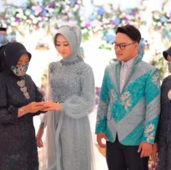 <p>Prosesi lamaran berlangsung khidmat dan terlihat lancar. Masing-masing orang tua menyematkan cincin tunangan pada Danang DA dan Hemas Nura. (Foto: Instagram The Caramelz via @danang_official91)</p>