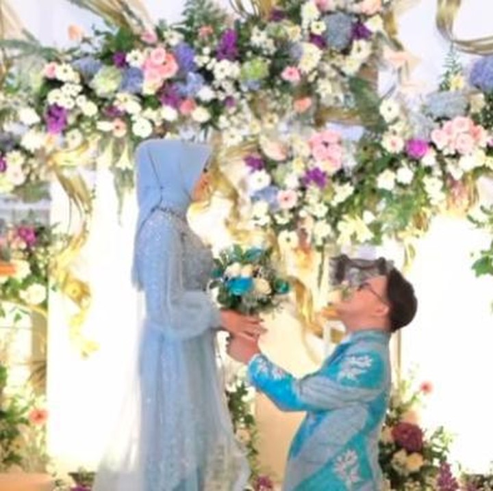 <p>Danang DA yang aktif di dunia hiburan rupanya memiliki calon istri yang justru memiliki profesi yang berbeda, sang calon justru bekerja di dunia medis. Ya, Hemas Nura, calon istri Danang itu merupakan seorang dokter lulusan UGM, Bunda. (Foto: Instagram The Caramelz via @danang_official91)</p>