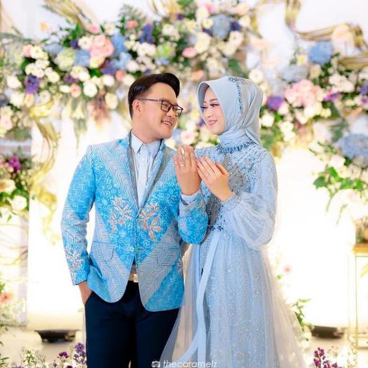 <p>Tampak keduanya serasi mengenakan pakaian bernuansa biru muda. Danang DA mengenakan blazer batik, sementara Hemas Nura mengenakan abaya tulle. (Foto: Instagram The Caramelz via @danang_official91)</p>