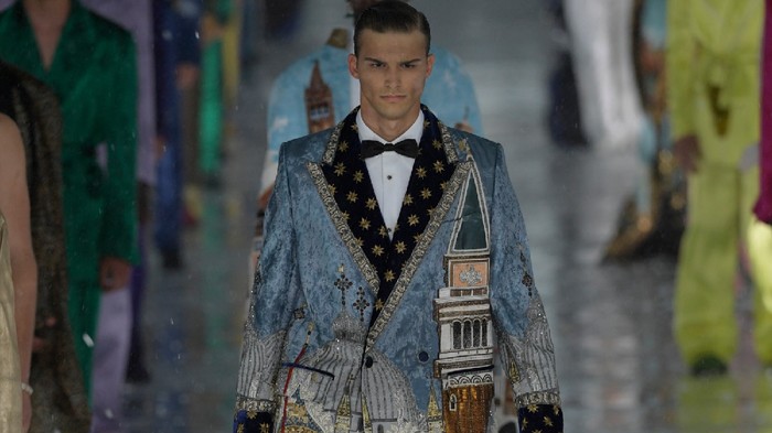 Duh, Dolce & Gabbana Tetap Lanjutkan Fashion Show Meski Diguyur Hujan Es