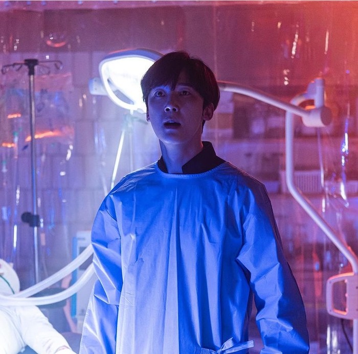 Dalam drama Emergency Couple, Extraordinary You, hingga The Penthouse, aktor Yoon Jong Hoon mendapat peran sebagai seorang dokter. Tak heran jika netizen menyebutnya sebagai aktor “Spesialis Peran Dokter”, Beauties!/Foto: Instagram.com/yoonjongactor_official