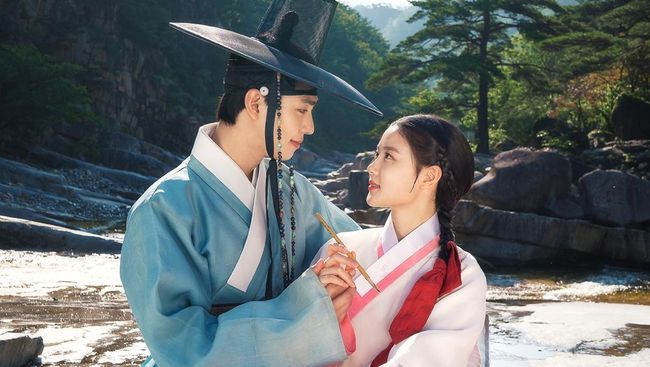 Sutradara Jang Tae-yoo mengatakan ekstra hati-hati ketika mengadaptasi drama Lovers of the Red Sky untuk mencegah tudingan mendistorsi sejarah.