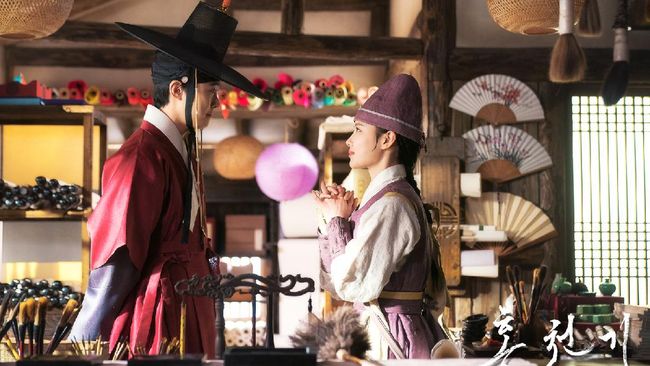 Drama Lovers of the Red Sky merupakan kisah berlatar belakang sejarah terbaru yang dibintangi Kim Yoo-jung bersama Ahn Hyo-seop.
