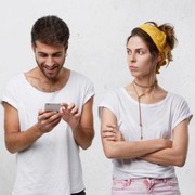 Mengenal Phubbing, Kecanduan Ponsel yang Berisiko Rusaknya Hubungan dengan Orang Lain
