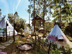 5 Spot Glamping di Indonesia, Iklan Telanjang di Bus yang Meresahkan