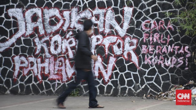 Petugas Satpol PP menghapus coretan dinding 'Jadikan Koruptor Pahlawan, Cara Firli Berantas Korupsi' karena tulisan itu dinilai bernada ejekan.