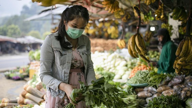 Ekonom menyebut kenaikan harga pertalite jadi Rp10 ribu dan solar jadi Rp6.180 per liter berpotensi membuat harga 3 kebutuhan naik. Berikut daftarnya.