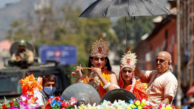 Di India, membuat lelucon terkait Hindu atau berhubungan dengan orang yang mengejek agama mayoritas itu dapat terkena tindakan hukum.