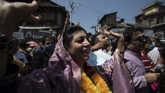 Konflik antara Islam dan Hindu di Bangladesh telah dimulai sejak lama. Pemicunya beragam, mulai dari dendam pribadi hingga islamisasi.