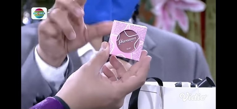Isi Souvenir Tasyakuran Pernikahan Lesti Kejora dan Rizky Billar Isi souvenir tasyakuran pernikahan Lesti Kejora dan Rizky Billar mencuri perhatian. Yuk kita intip isinya apa saja!