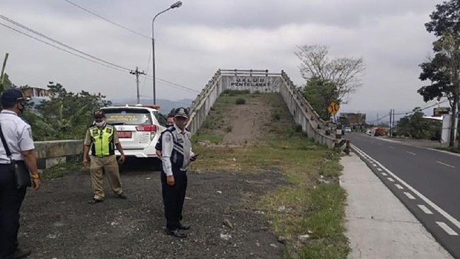 Praktisi keselamatan berkendara mengomentari kejadian sekelompok biker menutupi akses jalur penyelamatan rem blong.
