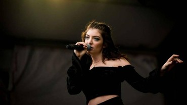 Lirik Lagu Hammer - Lorde