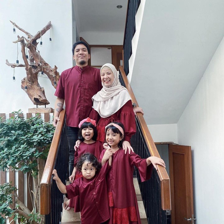 <p>Terpaut usia 16 tahun, kehidupan Natasha Rizky dan Desta Mahendra terlihat sangat harmonis. Natasha menerima lamaran Desta dan menikah di usia 19 tahun. Sebelum dikaruniai tiga anak, ia sangat aktif membintangi film dan sinetron. Foto: Instagram @natasharizkynew</p>