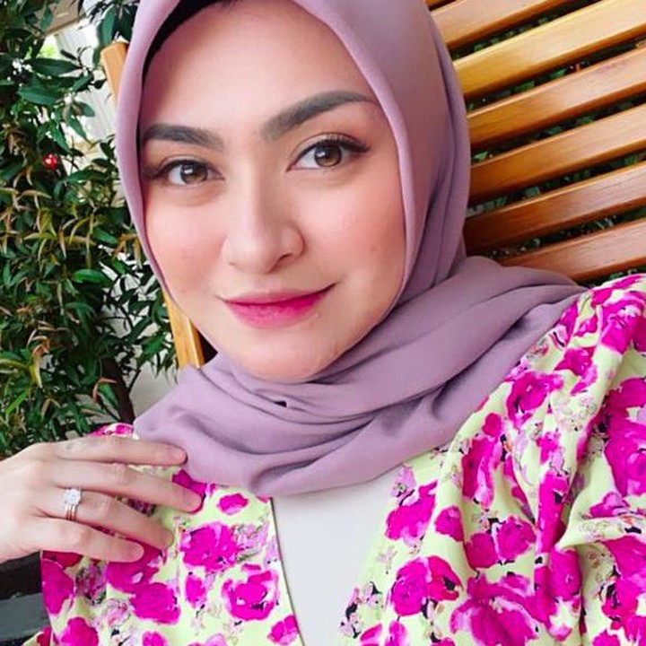 <p>Saat hamil, istri komedian Sule ini justru sering berdandan. Hal ini terlihat di beberapa unggahan fotonya di Instagram. (Foto: Instagram @nathalieholscher)</p>