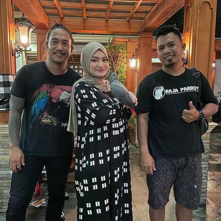 <p>Bukan ngidam makanan, Nathalie Holscher malah ngidam pelihara burung kakaktua Afrika saat hamil muda. (Foto: Instagram @nathalieholscher)</p>