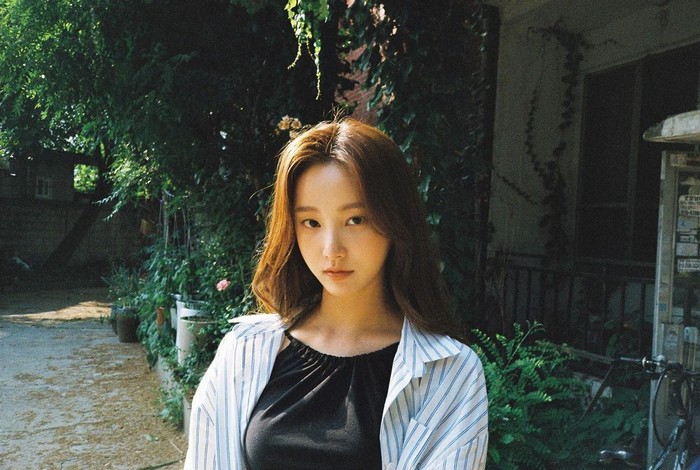 Perempuan cantik dengan nama asli Lee Da Bin ini usianya terpaut 9 tahun dari Lee Min Ho. Pada tanggal 1 Agustus lalu ia genap berusia 25 tahun. Ulang tahunnya tersebut turut dirayakan oleh Lee Min Ho. (Foto: Instagram.com/chloelxxlxx)