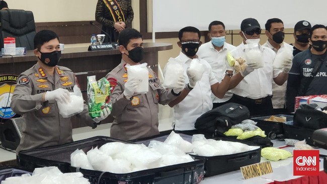 Kurir narkoba menyamar sopir truk ekspedisi diupah hingga Rp400 juta untuk mengirim paket sabu-ekstasi dari Surabaya ke Makassar.