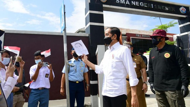 Warga Cirebon berkerumun saling sikut mengerubungi mobil bantuan sembako saat kunjungan Jokowi. Sekretariat Presiden kini mengevaluasi kejadian tersebut.