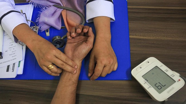Banyak faktor yang membuat biaya kesehatan di Indonesia mahal dan sulit diakses, salah satunya diatur dalam Undang-Undang Praktik Kedokteran.
