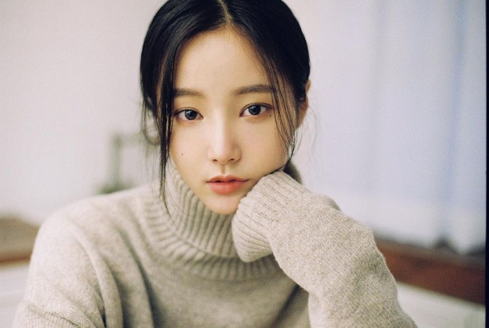 Sebelum debut sebagai anggota Momoland, Yeonwoo pernah menjadi trainee di MBK Entertainment dan Pledis Entertainment. Ia juga pernah menimba ilmu di School of Performing Arts Seoul (SOPA) untuk mengasah bakatnya. (Foto: Instagram.com/chloelxxlxx)