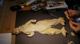 FOTO: Merakit Replika Godzilla dari Kardus Bekas