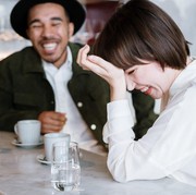 3 Zodiak yang Lebih Suka Berkencan dengan Seseorang yang Lebih Dewasa, Ini Alasannya!