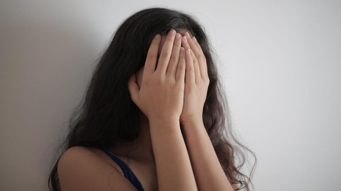 Stop Berpikir Bahwa Kamu Selalu Diperhatikan Semua Orang, Waspada Spotlight Effect!