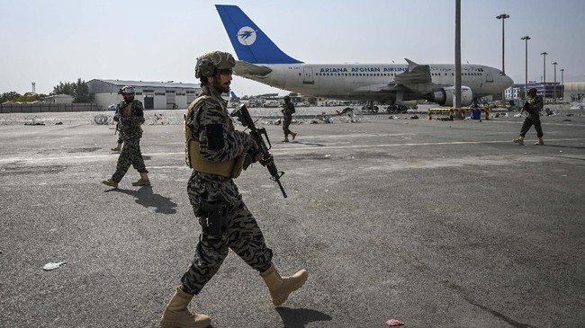 Tentara Amerika dilaporkan membuat kesepakatan rahasia dengan Taliban untuk mengawal sekelompok orang AS ke gerbang Bandara Kabul dalam proses evakuasi.