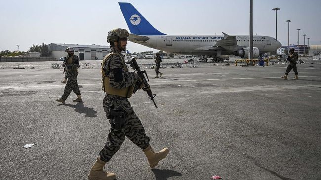 Kesepakatan Rahasia, Taliban Kawal Warga AS di Bandara Kabul