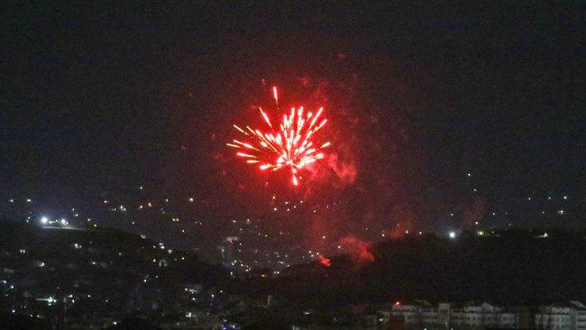Taliban merayakan kemenangan dengan melepaskan tembakan ke udara Kabul usai tentara AS hengkang dari Afghanistan, mengakhiri invasi selama 20 tahun.