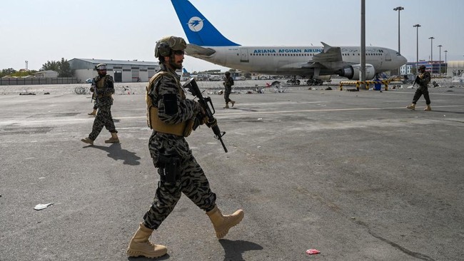 Komandan Divisi Lintas Udara ke-82, Mayor Jenderal Chris Donahue, menjadi jenderal Amerika Serikat yang terakhir angkat kaki dari Afghanistan.