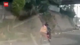 VIDEO: Lagi, Pemotor Emak-emak Masuk Jalan Tol