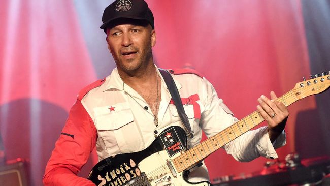 Tom Morello minta tolong kepada siapapun untuk dapat mengevakuasi perempuan di Afghanistan yang kehilangan sekolah musik.