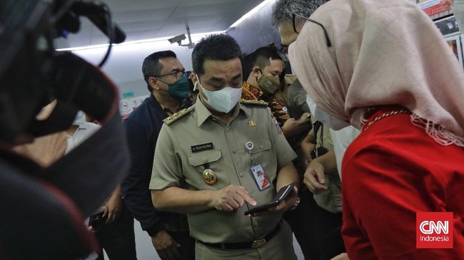 Wagub DKI Ahmad Riza Patria mengatakan pihaknya bakal berkoordinasi dengan BKPM terkait izin usaha Holywings di Jakarta.