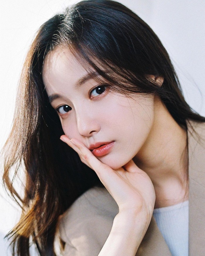 Yeonwoo debut sebagai anggota Momoland pada tahun 2016. Nama Yeonwoo sendiri merupakan nama panggung yang mulai digunakan ketika resmi menjadi anggota Momoland. (Foto: Instagram.com/chloelxxlxx)