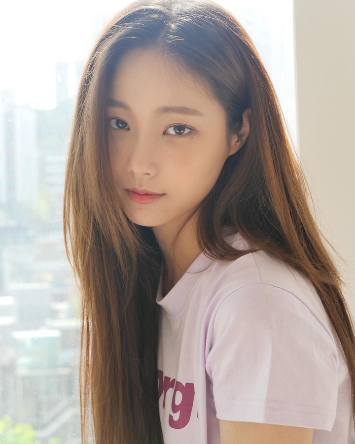 Yeonwoo memutuskan hengkang dari Momoland di akhir tahun 2019. Kini ia fokus untuk bersolo karir. Ia telah membintangi beberapa drama setelah tidak lagi menjadi bagian dari Momoland. (Foto: Instagram.com/chloelxxlxx)