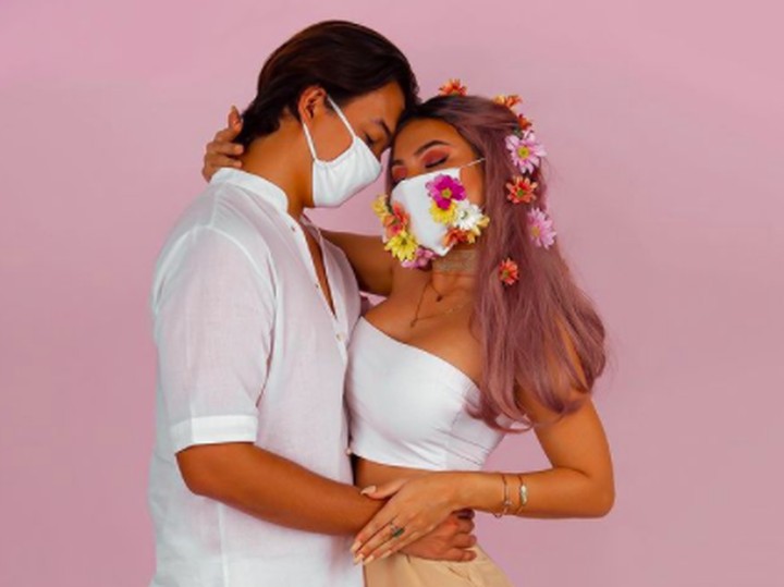 Qiz darhol uy qurilishi videosini tugatdi. Retro porno filmi Korayotgan Tom