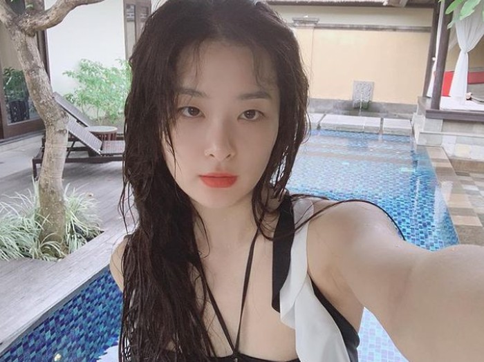 Akhirnya bisa liburan, Seulgi Red Velvet membagikan potret kesehariannya ketika berlibur di Bali. Seperti foto ini, dimana ia menghabiskan waktu santainya dengan berenang di hotel. (Foto: Instagram.com/redvelvet.smtown)
