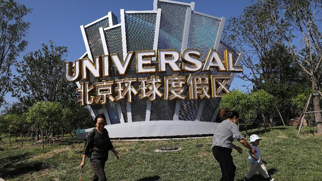Uji coba pembukaan Universal Studios Beijing diwarnai dengan pemandangan antrean panjang berjam-jam untuk wahana permainannya.