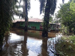 Tanggul Bocor, Ratusan Rumah Warga di Asahan Terendam Banjir