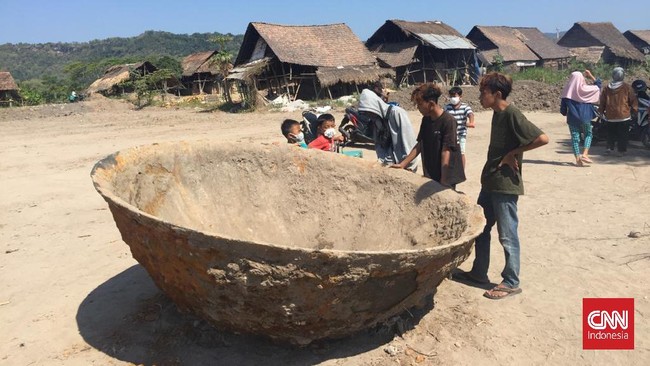 Warga meyakini benda mirip wajan raksasa tersebut bukanlah sebuah peralatan memasak, melainkan landasan pompa air yang dipakai sejak era penjajahan Belanda.