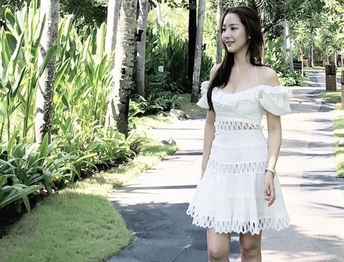 Bikin fans heboh karena tiba-tiba upload foto di Bali, Park Min Young tampil cantik bagai peri. Ia juga menuliskan kalau jatuh cinta dengan Bali melalui caption fotonya. (Foto: Instagram.com/rachel_mypark)