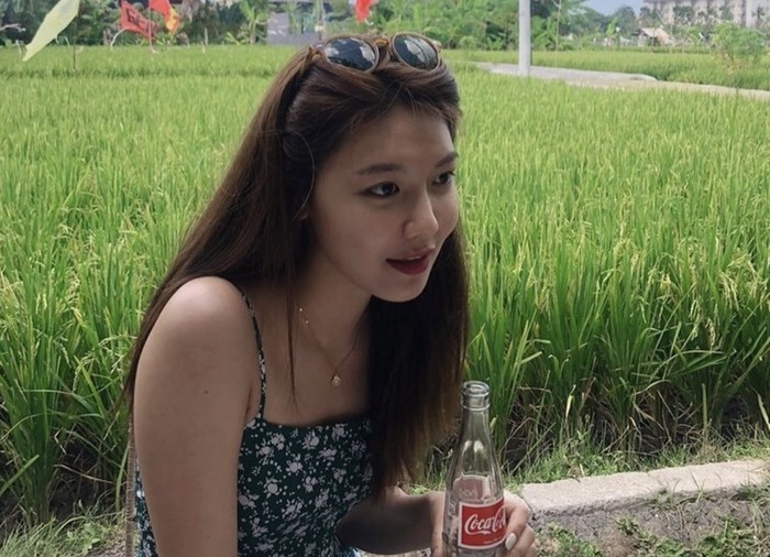 Duduk dipinggir pematang sawah sambil menikmati sebotol minuman soda, Choi Sooyoung tidak hanya berlibur, tapi juga melakukan pemotretan di Bali bersama majalah Grazia pada tahun 2019 lalu. Ia tampil sederhana namun tetap terlihat cantik ya, Beauties. (Foto: Instagram.com/sooyoungchoi)