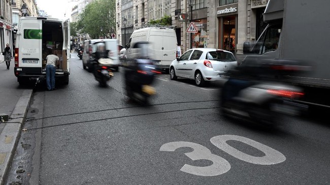 Pihak berwenang di ibu kota Prancis, Paris, menetapkan batas kecepatan hingga 30 km/jam di hampir semua jalan kota untuk mengurangi polusi udara.