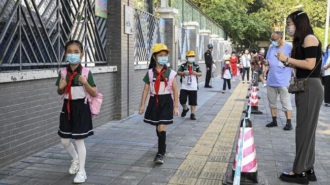 FOTO: Hari Pertama Masuk Sekolah di China selama Pandemi