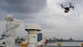 FOTO: Aksi Relawan Drone Makassar Bantu Pasien Covid-19