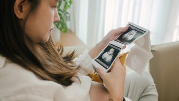 KAPAN BISA RASAKAN TENDANGAN BAYI