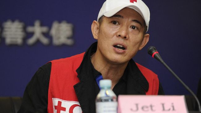 Aktor laga legendaris Jet Li menampakkan diri setelah seringkali dirumorkan meninggal dunia.