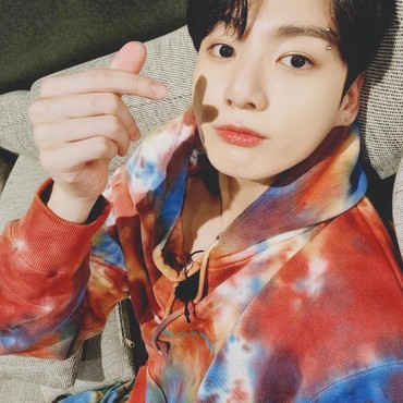 Begini Cara Unik Jungkook BTS Bikin Chris Martin Terkagum-kagum